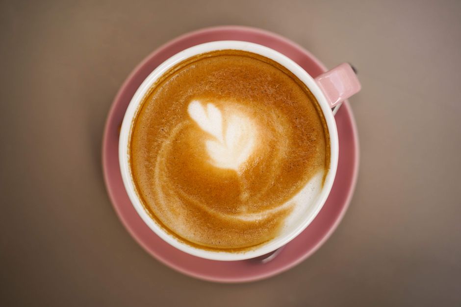 Vista superior de un flat white recién servido