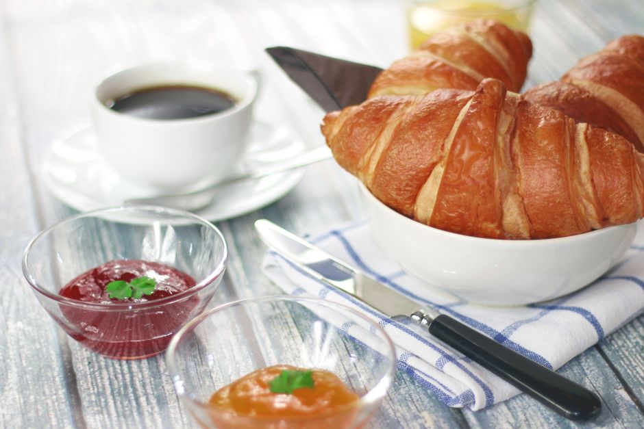 Croissant y café de la casa